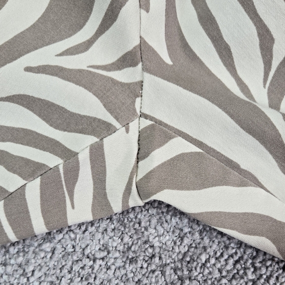 Chico's Cream Tan Zebra Print Pull On Capri Pant Pockets Stretch Vacation Safari - Picture 9 of 10